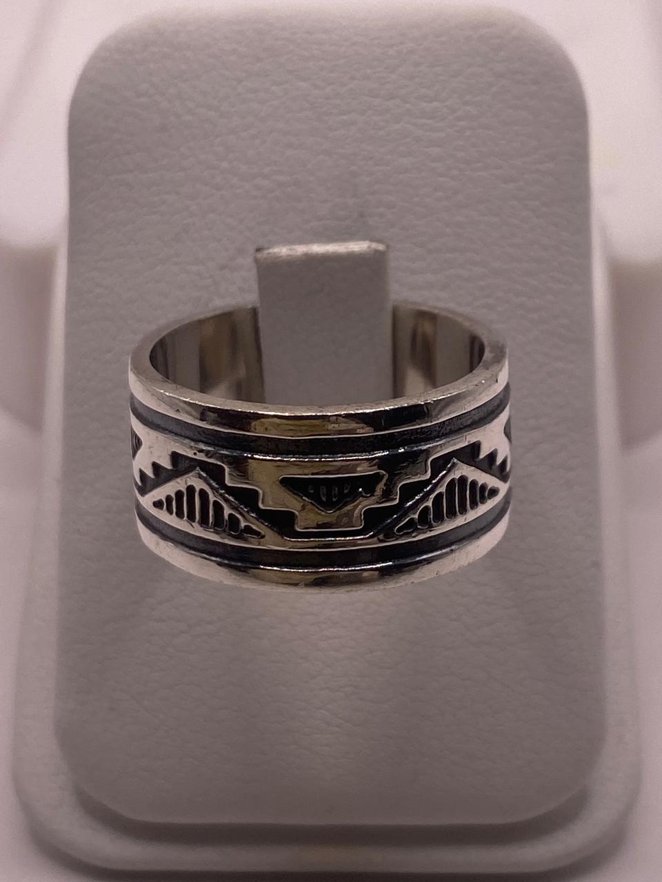 Anillo de Plata 925 con Motivo Tribal y Acabado Oxidado