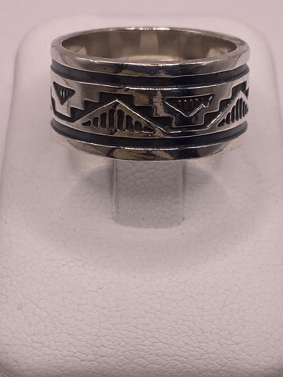 Anillo de Plata 925 con Motivo Tribal y Acabado Oxidado