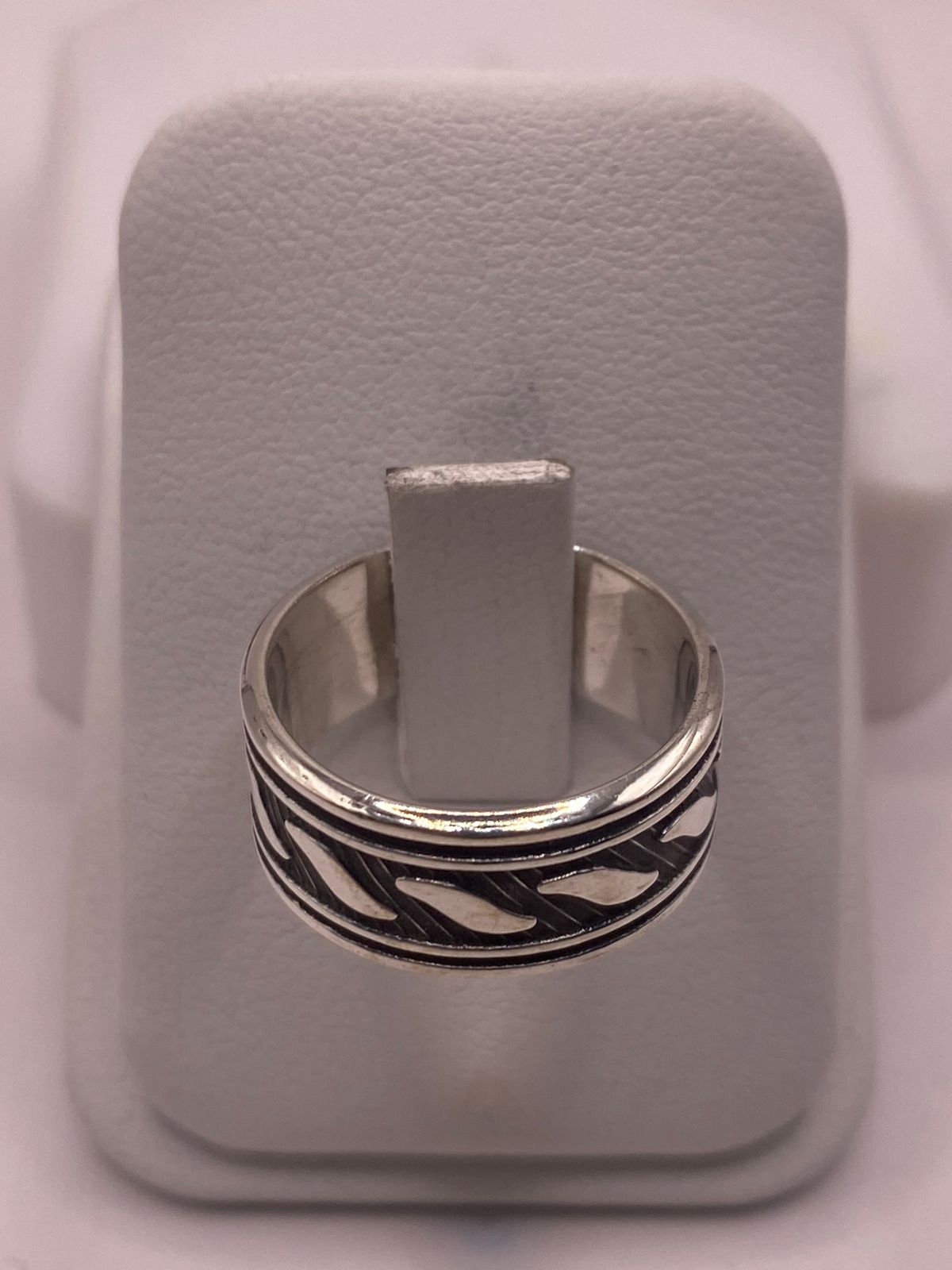 Anillo de Plata 925 con Motivos Ondulados y Diseño Atemporal