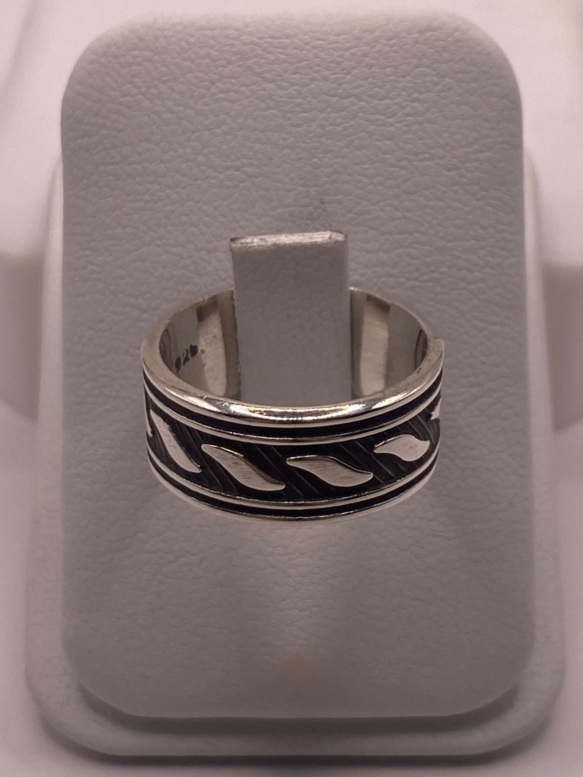 Anillo de Plata 925 con Motivos Ondulados y Diseño Atemporal