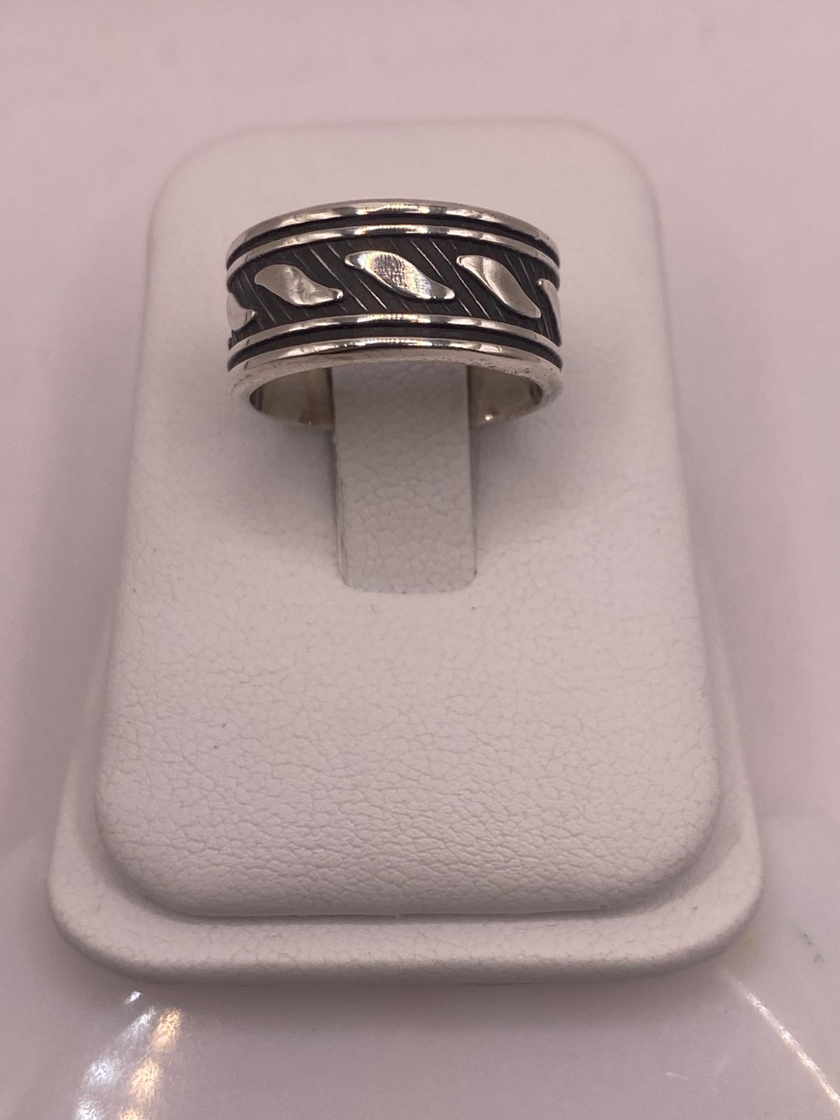 Anillo de Plata 925 con Motivos Ondulados y Diseño Atemporal