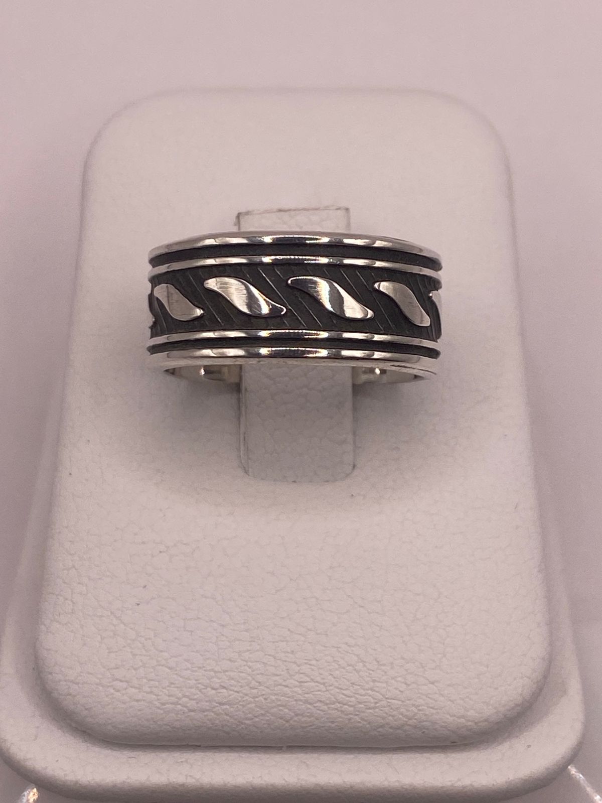 Anillo de Plata Esterlina 925 con Motivos Ondulados Pulido