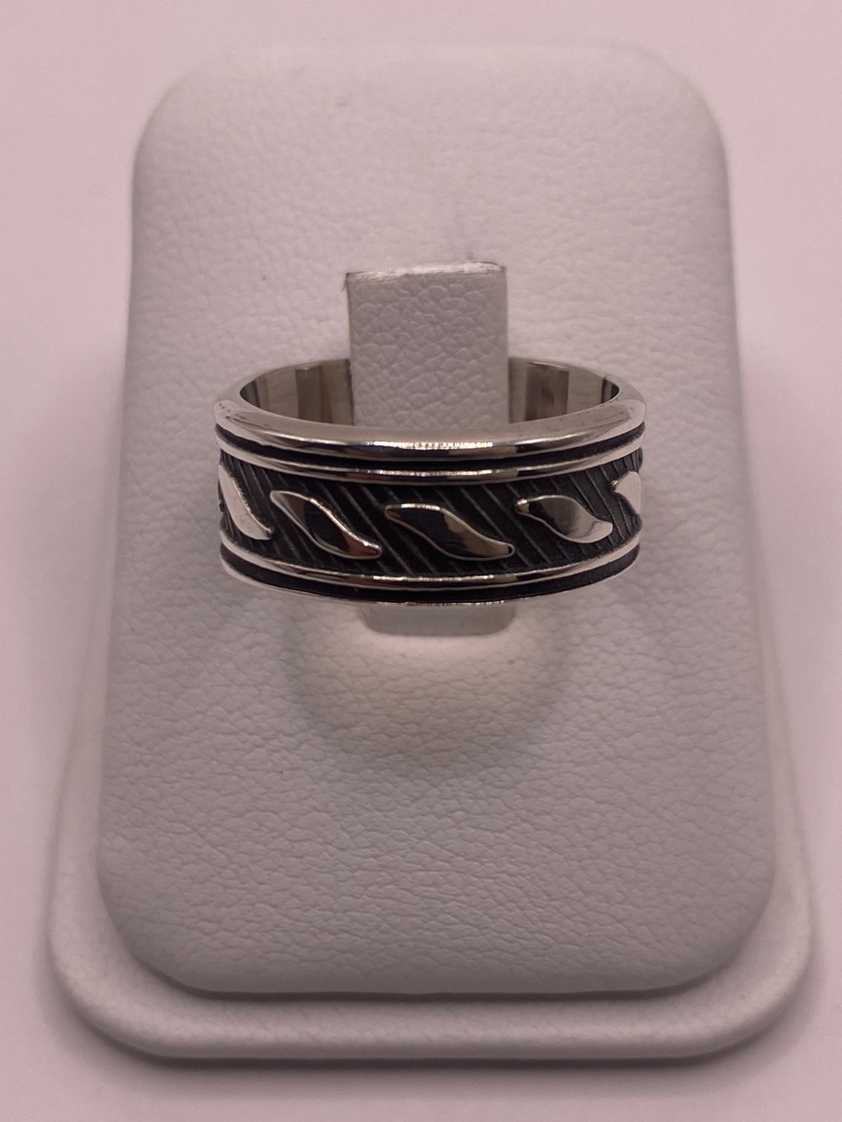 Anillo de Plata 925 con Motivos Ondulados y Diseño Contemporáneo