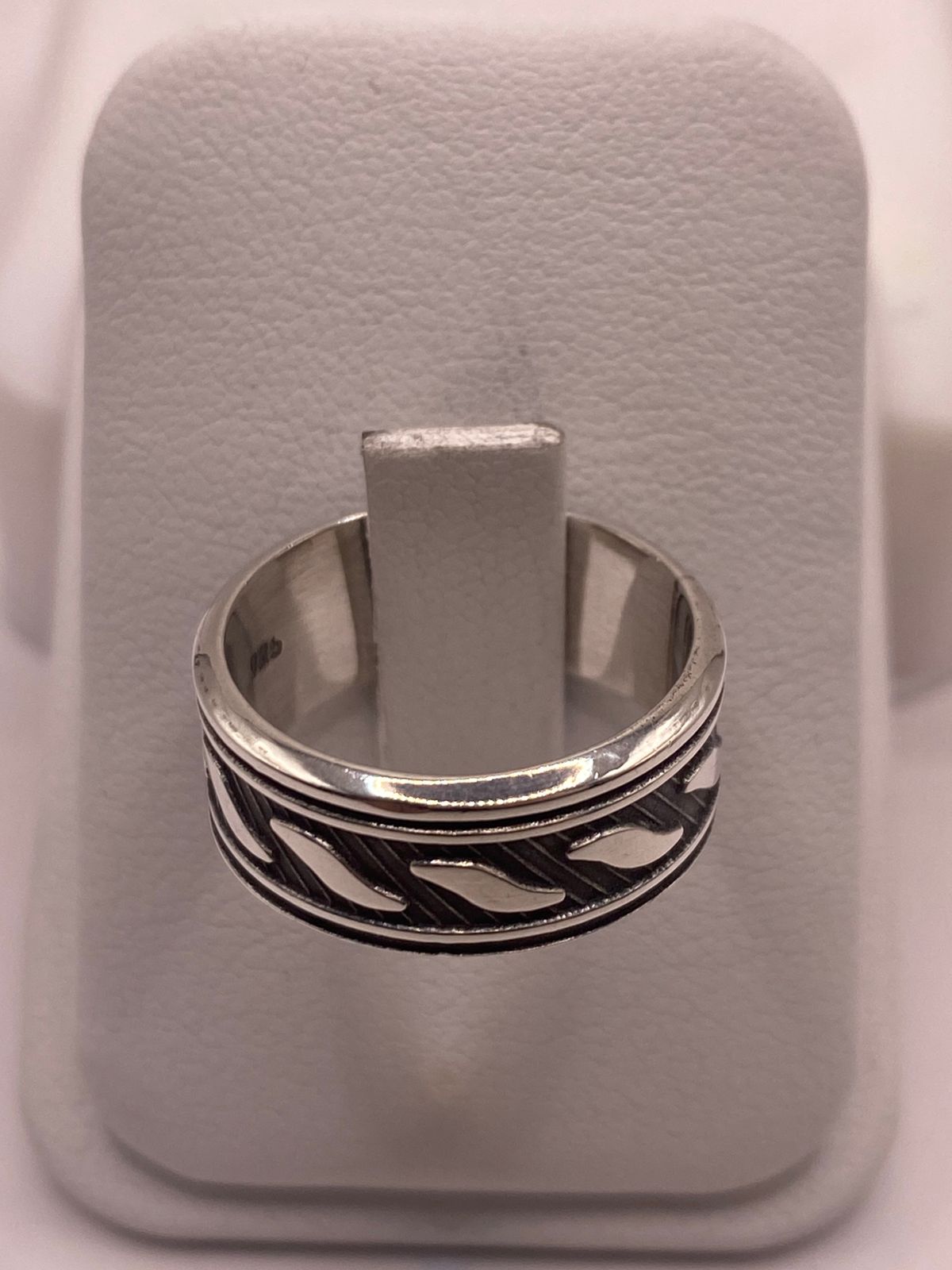 Anillo de Plata 925 con Motivos Ondulados y Diseño Contemporáneo