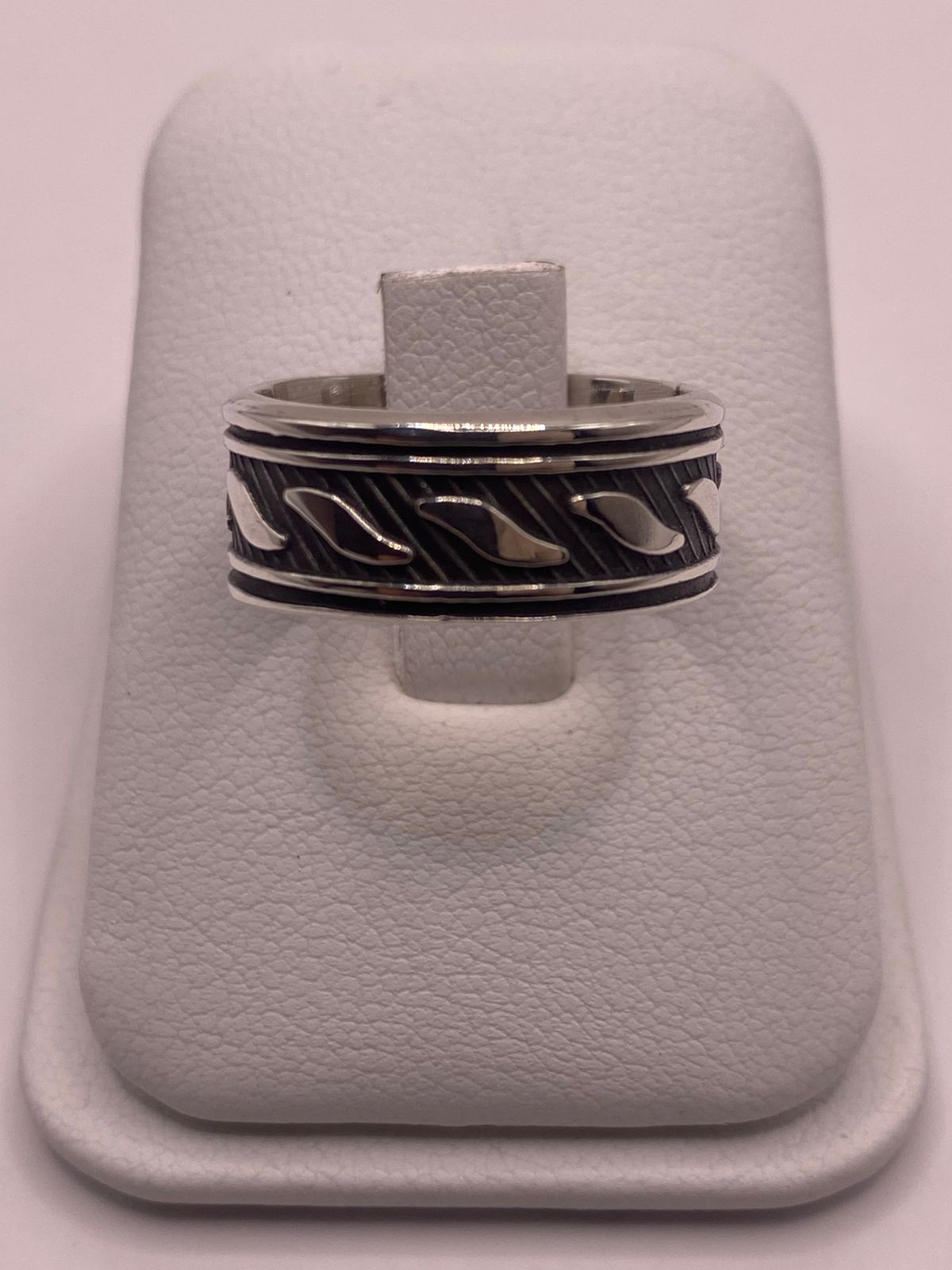 Anillo de Plata 925 con Motivos Ondulados y Diseño Contemporáneo