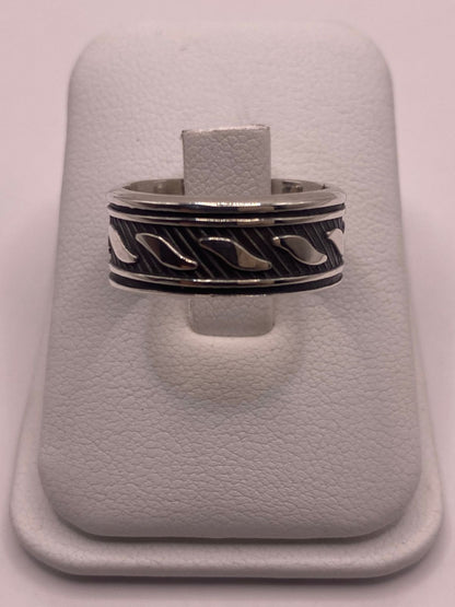 Anillo de Plata 925 con Motivos Ondulados y Diseño Contemporáneo