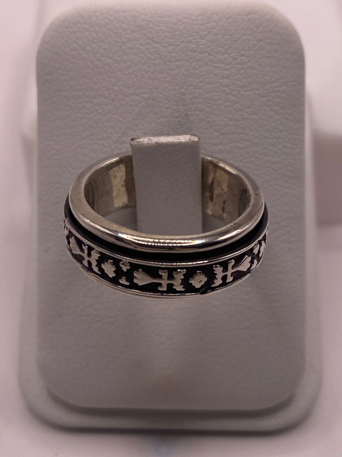 Anillo de Plata 925 con Motivos Simbólicos Grabados y Acabado Oxidado