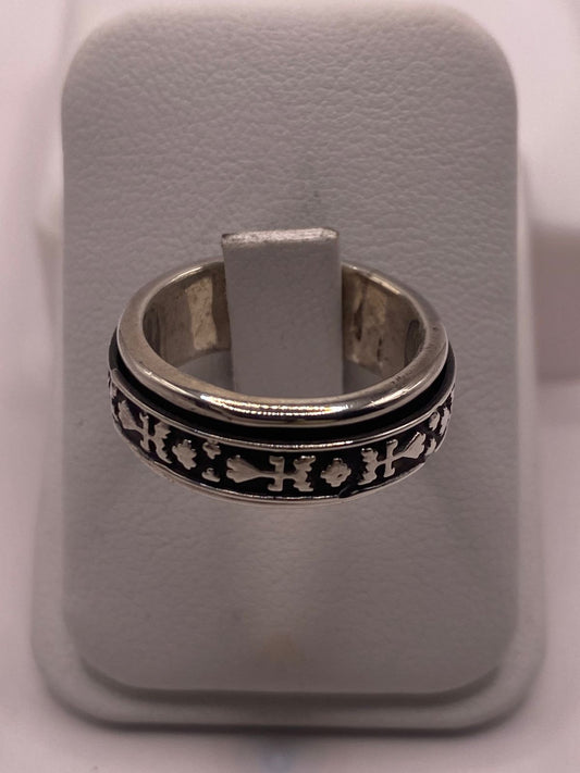 Anillo de Plata 925 con Motivos Simbólicos Grabados y Acabado Oxidado, vista frontal