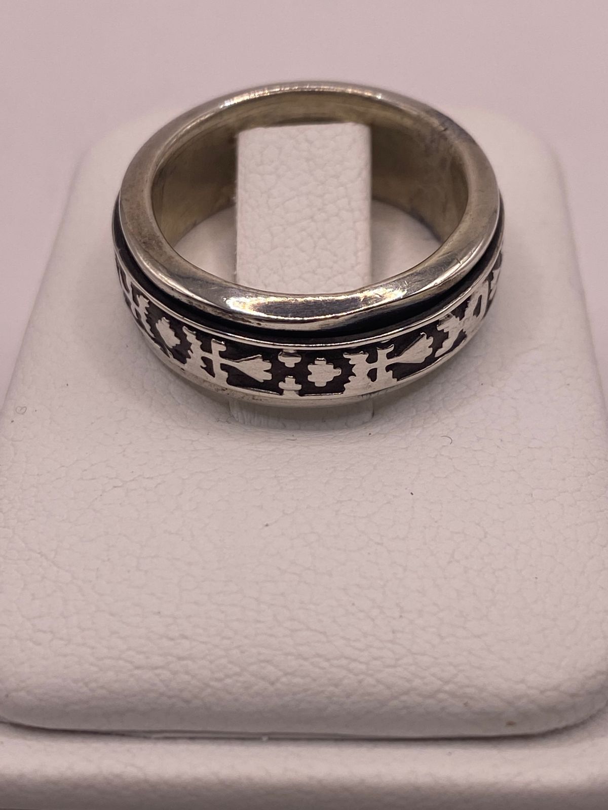 Anillo de Plata 925 con Motivos Simbólicos Grabados y Acabado Oxidado