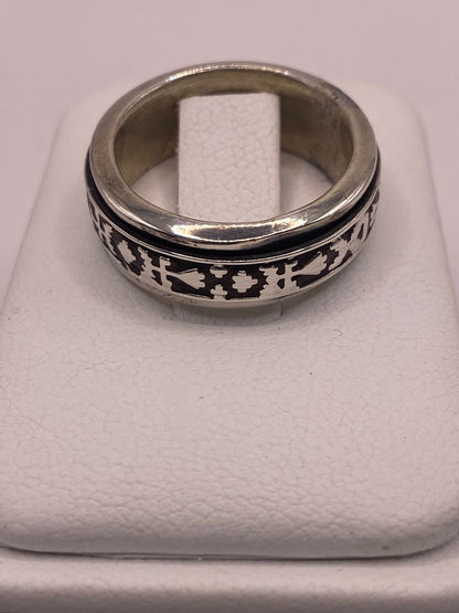 Anillo de Plata 925 con Motivos Simbólicos Grabados y Acabado Oxidado