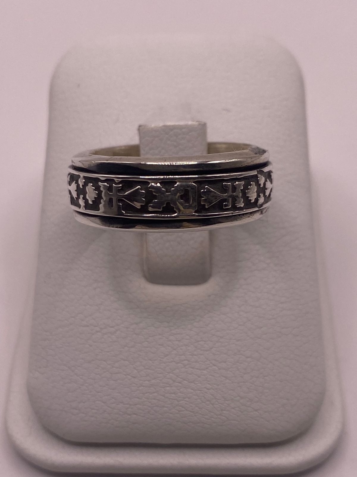 Anillo de Plata 925 con Motivos Simbólicos Grabados y Acabado Oxidado