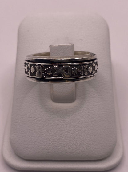 Anillo de Plata 925 con Motivos Simbólicos Grabados y Acabado Oxidado