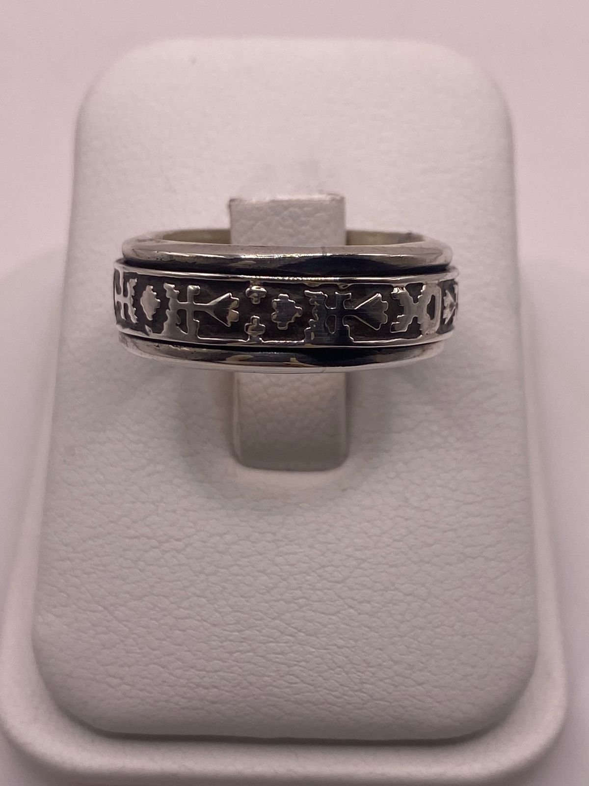 Anillo de Plata 925 con Motivos Simbólicos Grabados y Acabado Oxidado