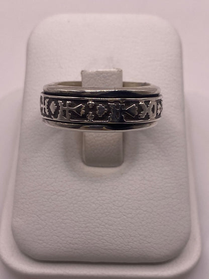 Anillo de Plata 925 con Motivos Simbólicos Grabados y Acabado Oxidado