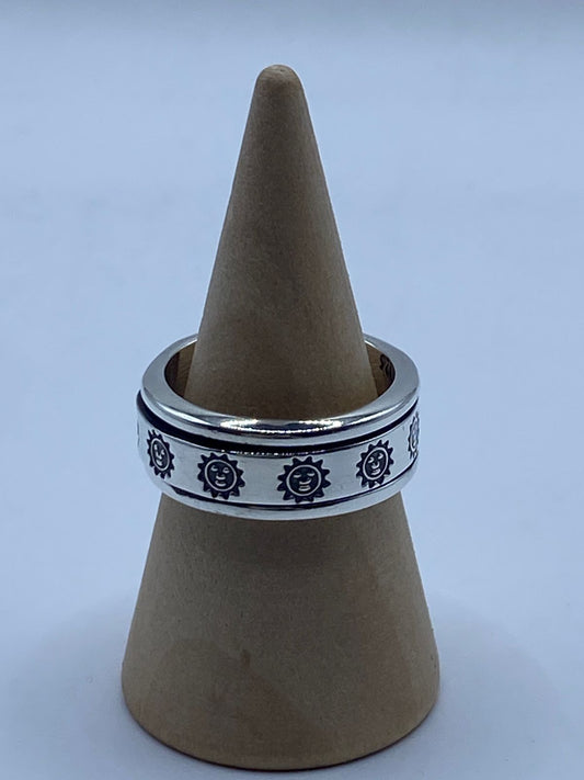 💍 Anillo de Plata 925 con Símbolos de Sol — vista lateral