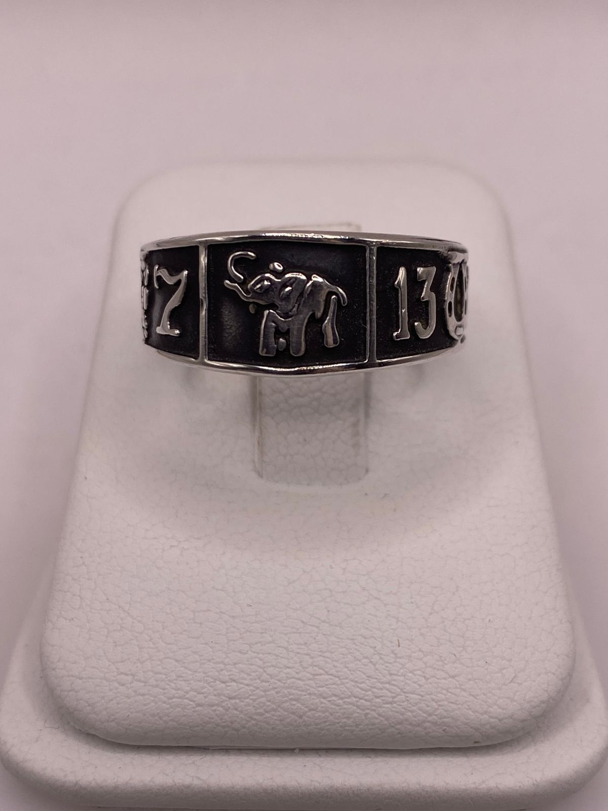 Anillo de Plata 925  con Símbolos de la Suerte y Acabado Oscuro