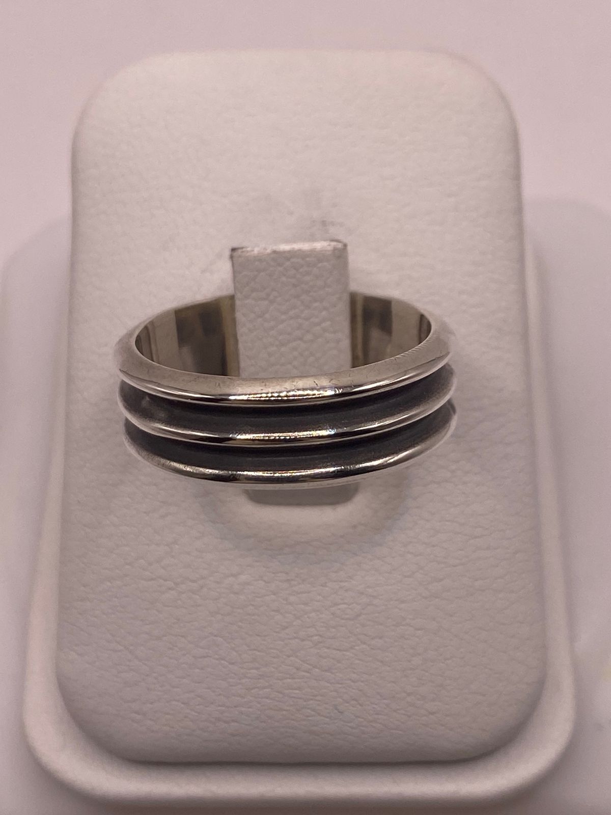 Anillo de Plata 925 con Triple Banda en Contraste Oscuro