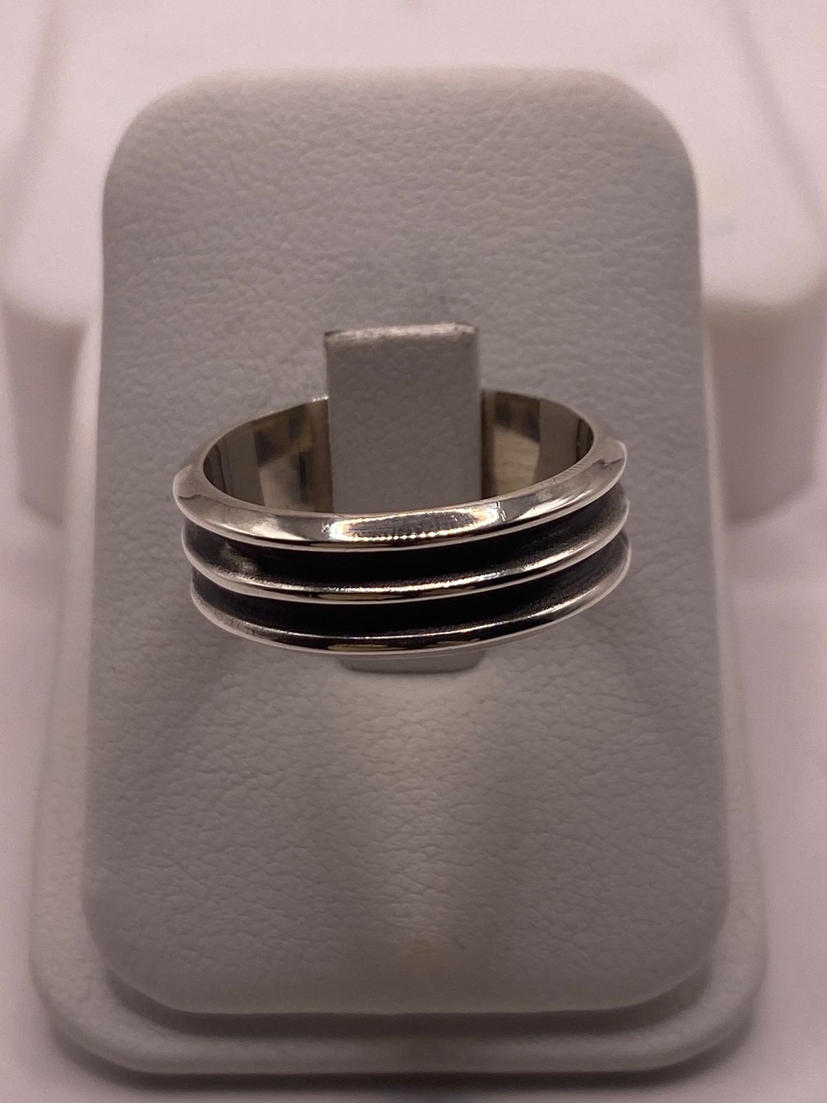Anillo de Plata 925 con Triple Banda en Contraste Oscuro