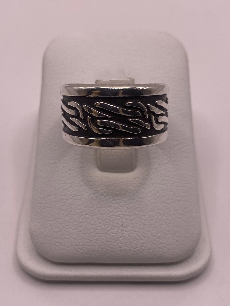 Anillo de Plata Esterlina 925 con Diseño Orgánico en Relieve y Acabado Oxidado