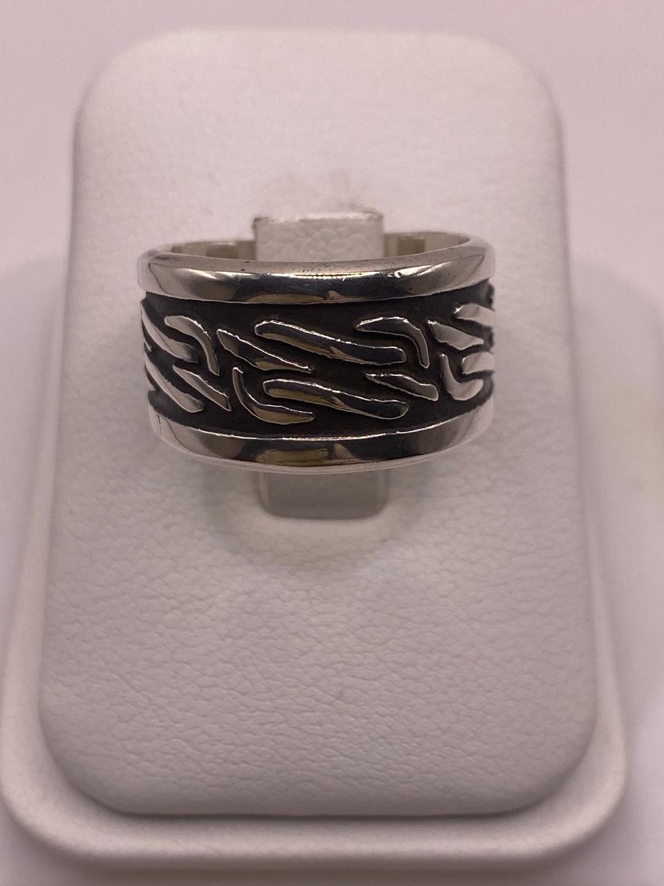 Anillo de Plata Esterlina 925 con Diseño Orgánico en Relieve y Acabado Oxidado