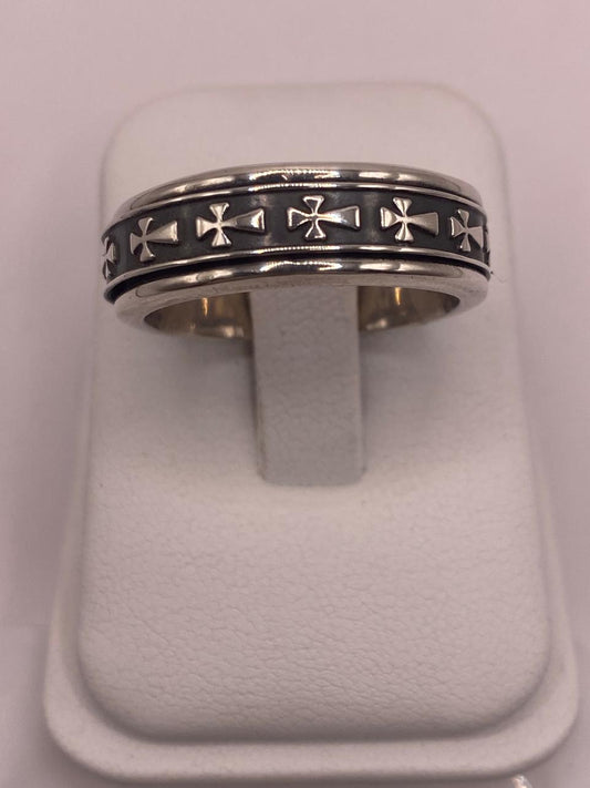 Anillo de Plata Esterlina 925 con Motivos de Cruces y Acabado Oxidado, vista frontal