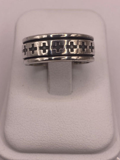 Anillo de Plata Esterlina 925 con Motivos de Cruces y Acabado Oxidado