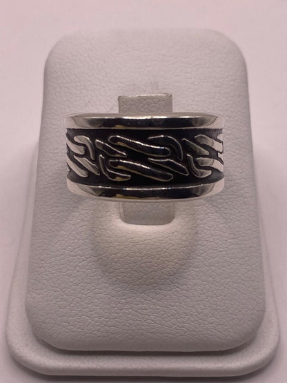 Anillo de Plata Esterlina 925 con Patrón Orgánico en Relieve y Acabado Oxidado