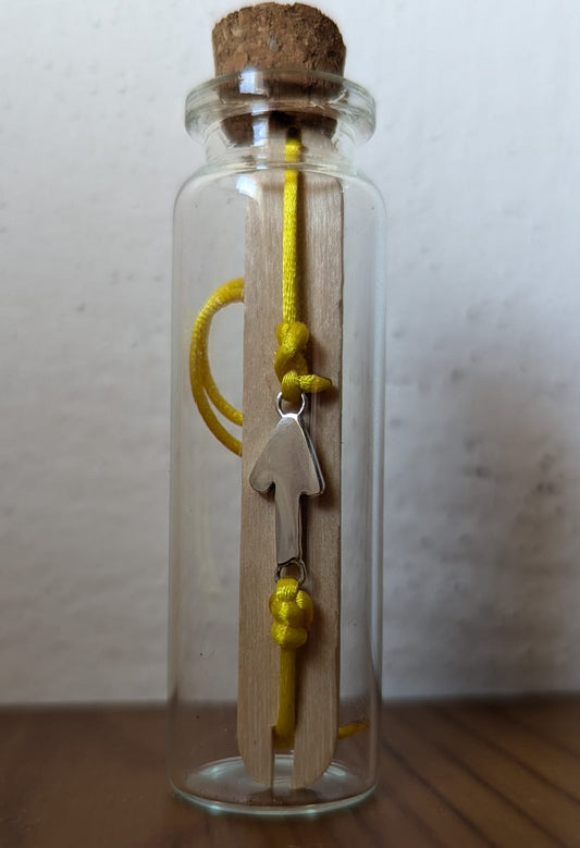 Pulsera con Flecha del Camino de Santiago en Plata 925, hilo de poliéster en botellita