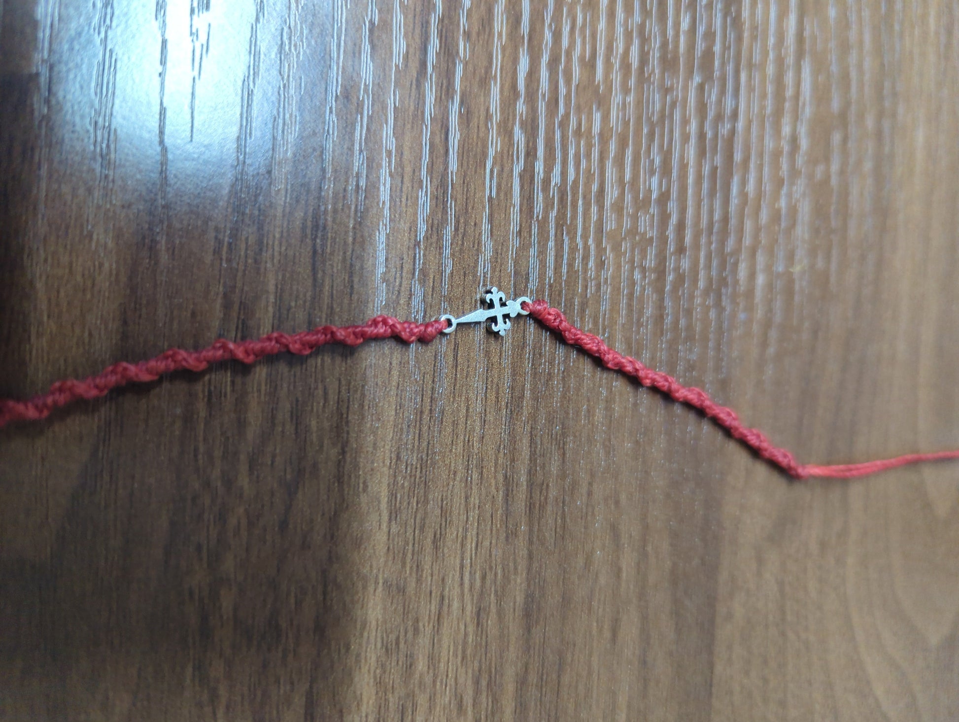 Pulsera de cordón rojo trenzado con cierre cruz en plata .925 de Taxco