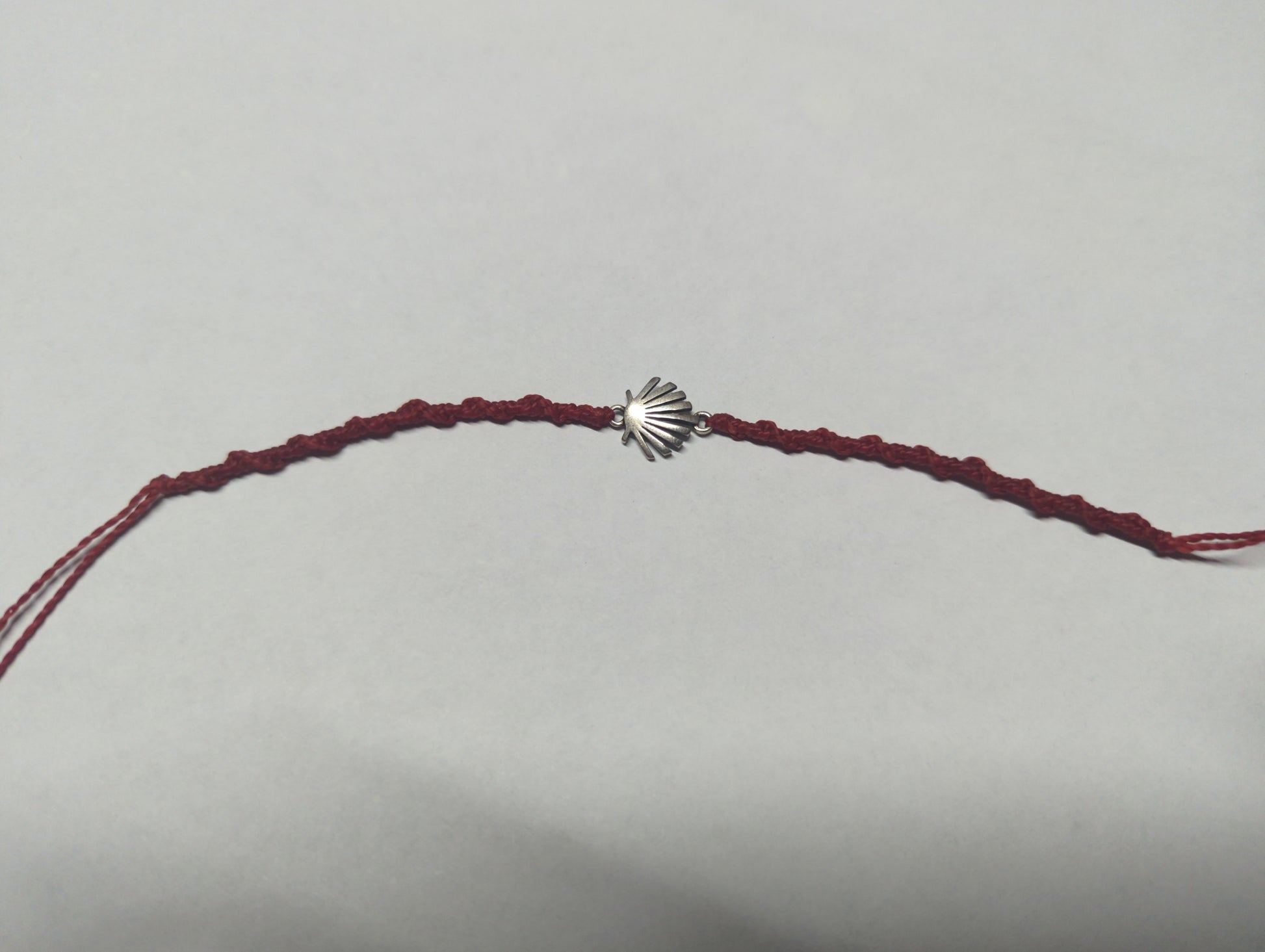 Pulsera de cordón borravino con dije concha plateada .925, Taxco