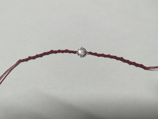 Pulsera ajustable con dije de concha en plata .925 y cordón bordo trenzado