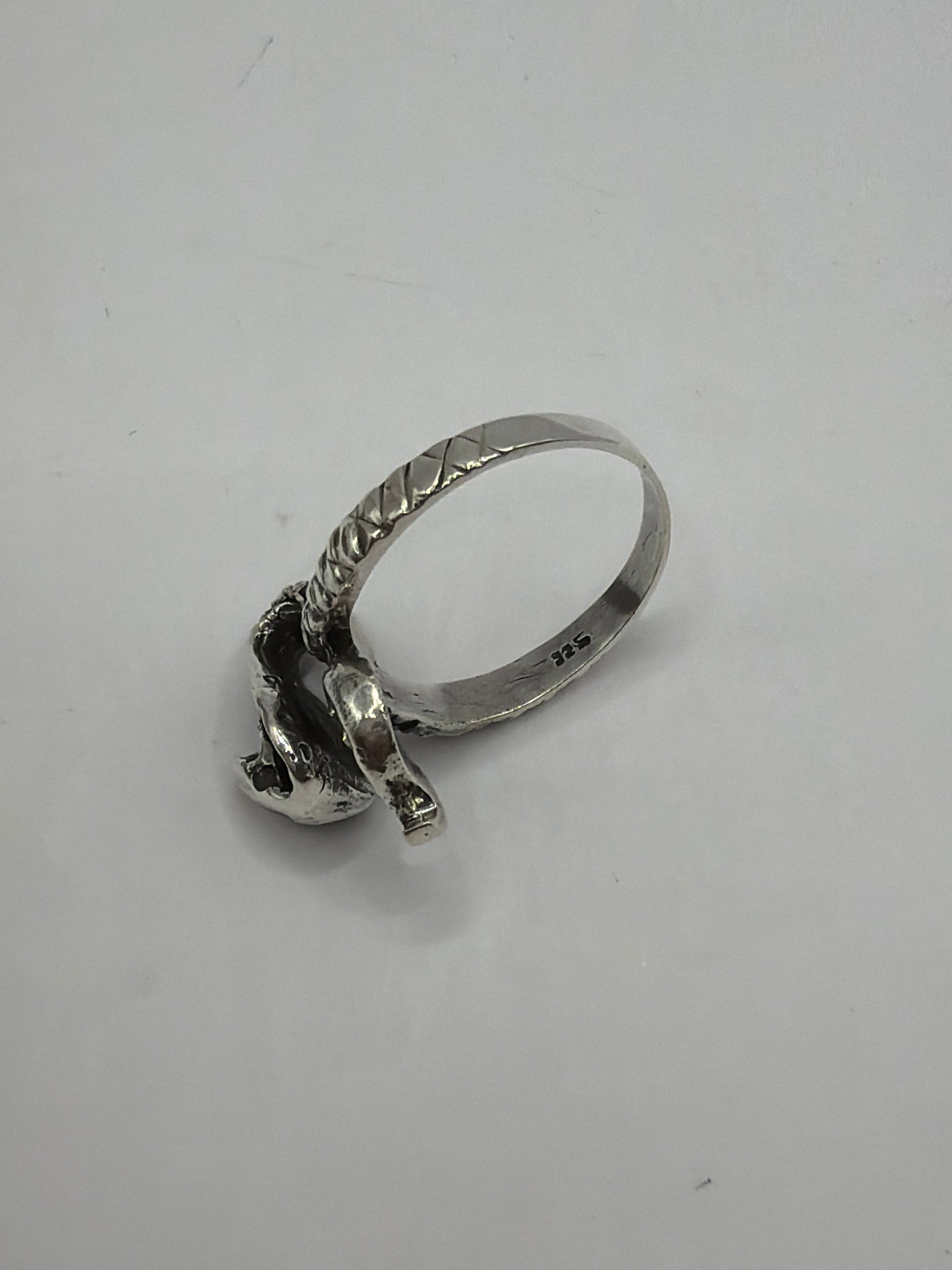 Vista lateral del anillo víbora mostrando la cabeza levantada y el cuerpo texturizado en fundición de plata