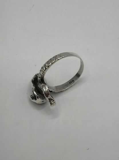 Vista lateral del anillo víbora mostrando la cabeza levantada y el cuerpo texturizado en fundición de plata