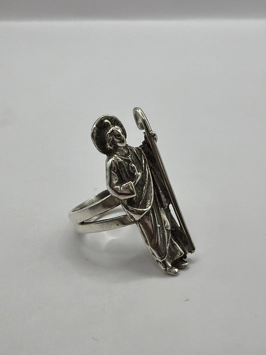Anillo de plata con figura de San Judas Tadeo en relieve, vista lateral mostrando detalles de la talla