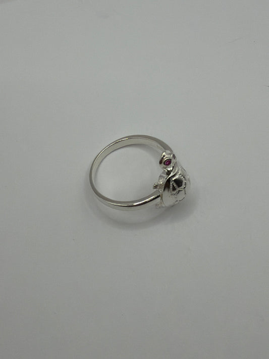 Detalle lateral del anillo sello tortuga — figura grabada con precisión en plata de ley