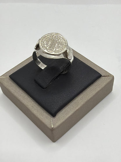 Anillo San Benito de plata .925 en talla 9, símbolo religioso con banda lisa