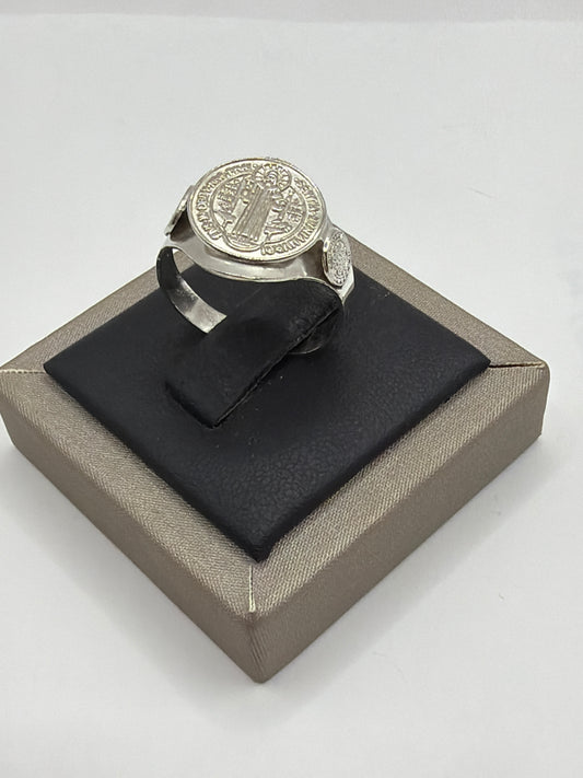 Anillo San Benito de plata .925 en talla 9, símbolo religioso con banda lisa