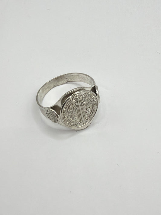 Detalle frontal del anillo San Benito mostrando la medalla con el símbolo de protección