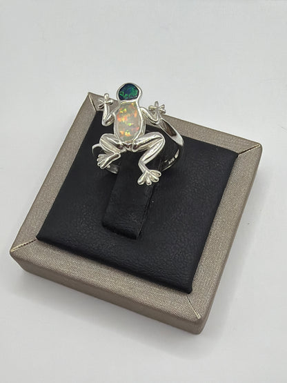 Anillo de rana en plata .950 con diseño escultórico, talla 7, visto desde arriba en estuche Arte Taxco