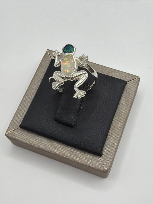 Anillo de rana en plata .950 con diseño escultórico, talla 7, visto desde arriba en estuche Arte Taxco