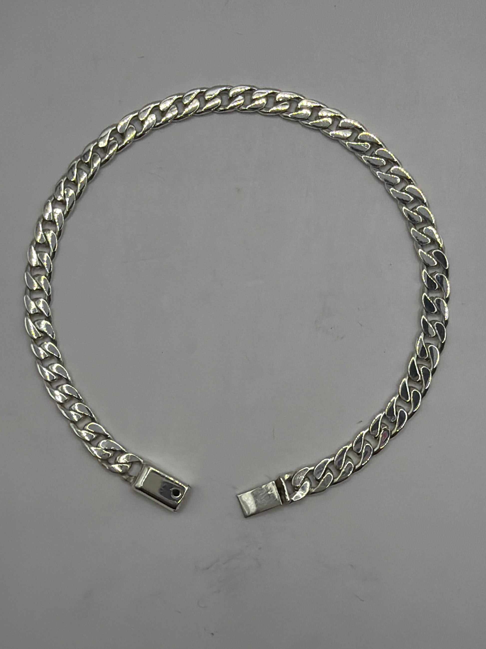 Pulsera eslabón barbado de plata .925 vista desde arriba, broche de caja visible