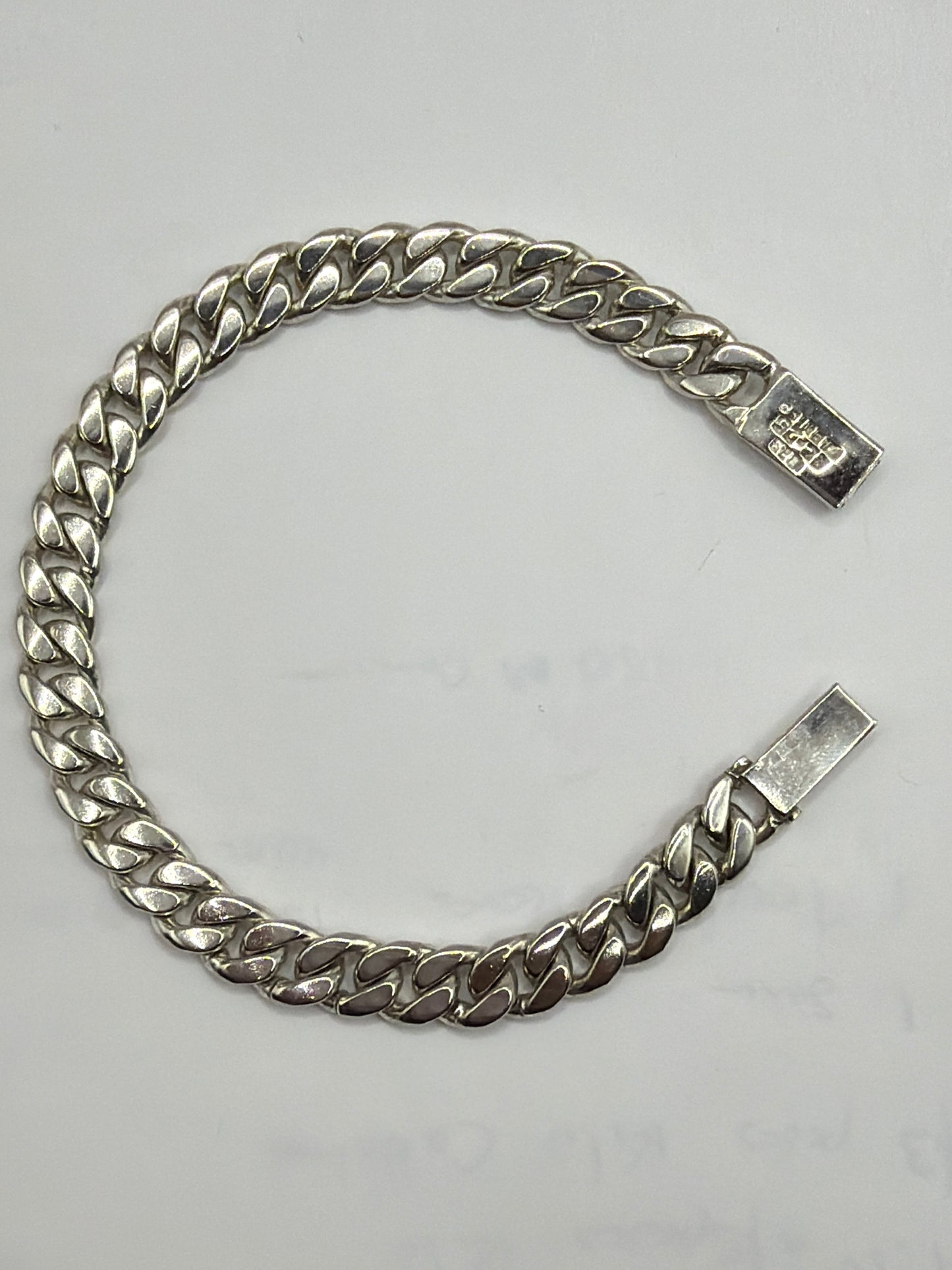 Detalle de los eslabones tridimensionales con corte barbado que crean relieve en la pulsera