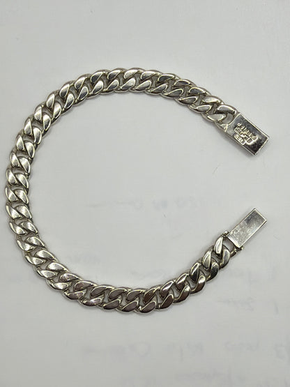 Detalle de los eslabones tridimensionales con corte barbado que crean relieve en la pulsera