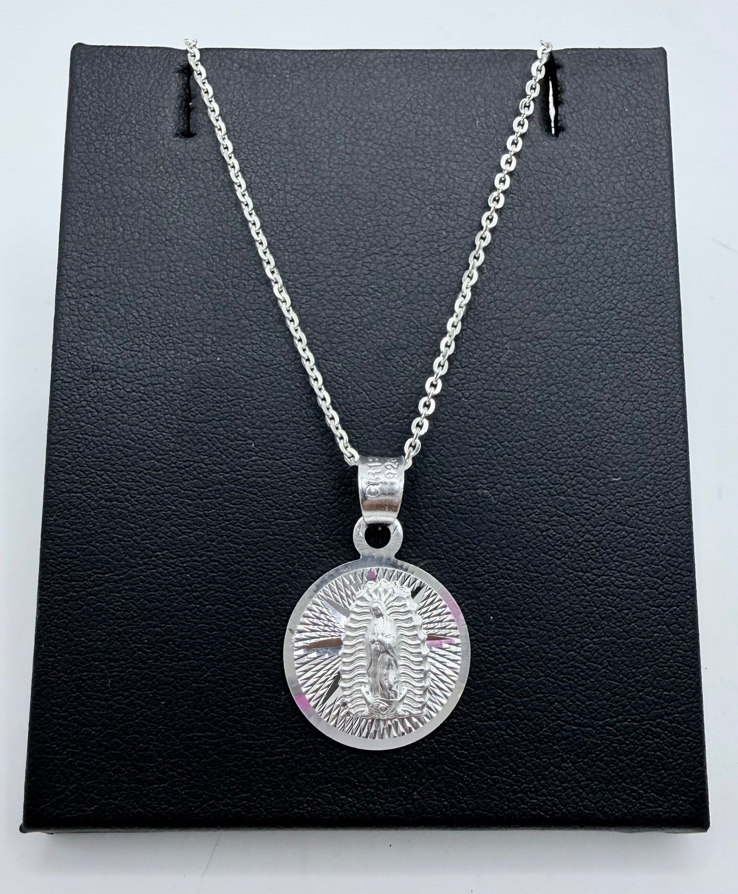 Dije Virgen de Guadalupe en plata .925 con acabado diamantado, cadena incluida