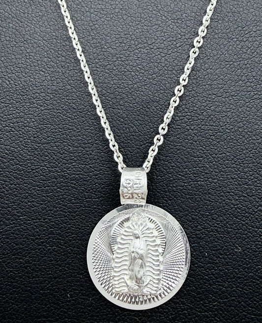 Detalle de medalla Virgen de Guadalupe con acabado diamantado reflectante