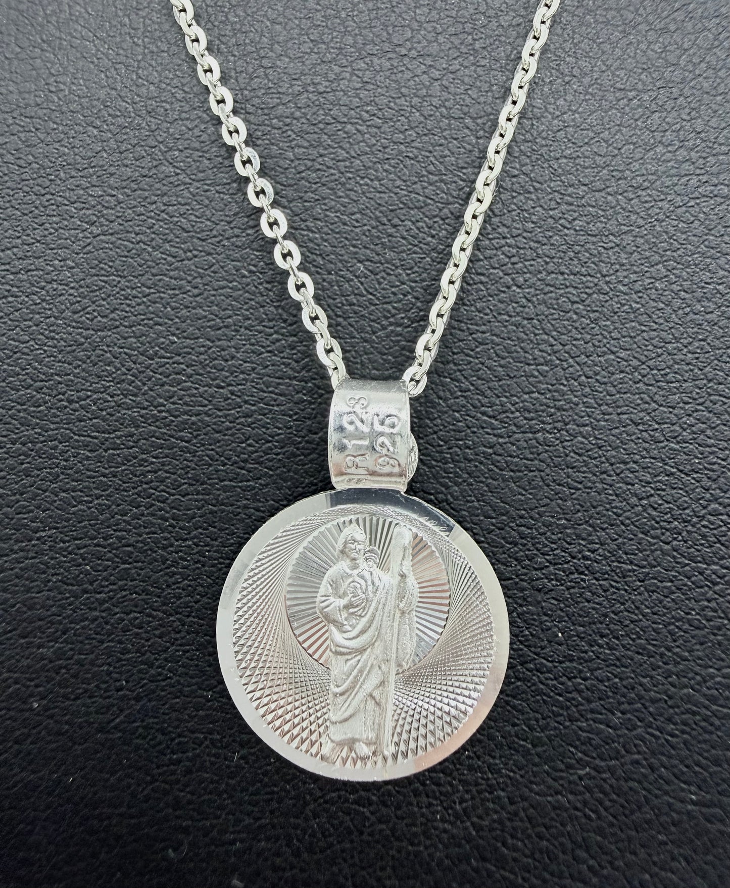 Detalle de la medalla diamantada con relieve profundo de San Judas Tadeo y marca .925