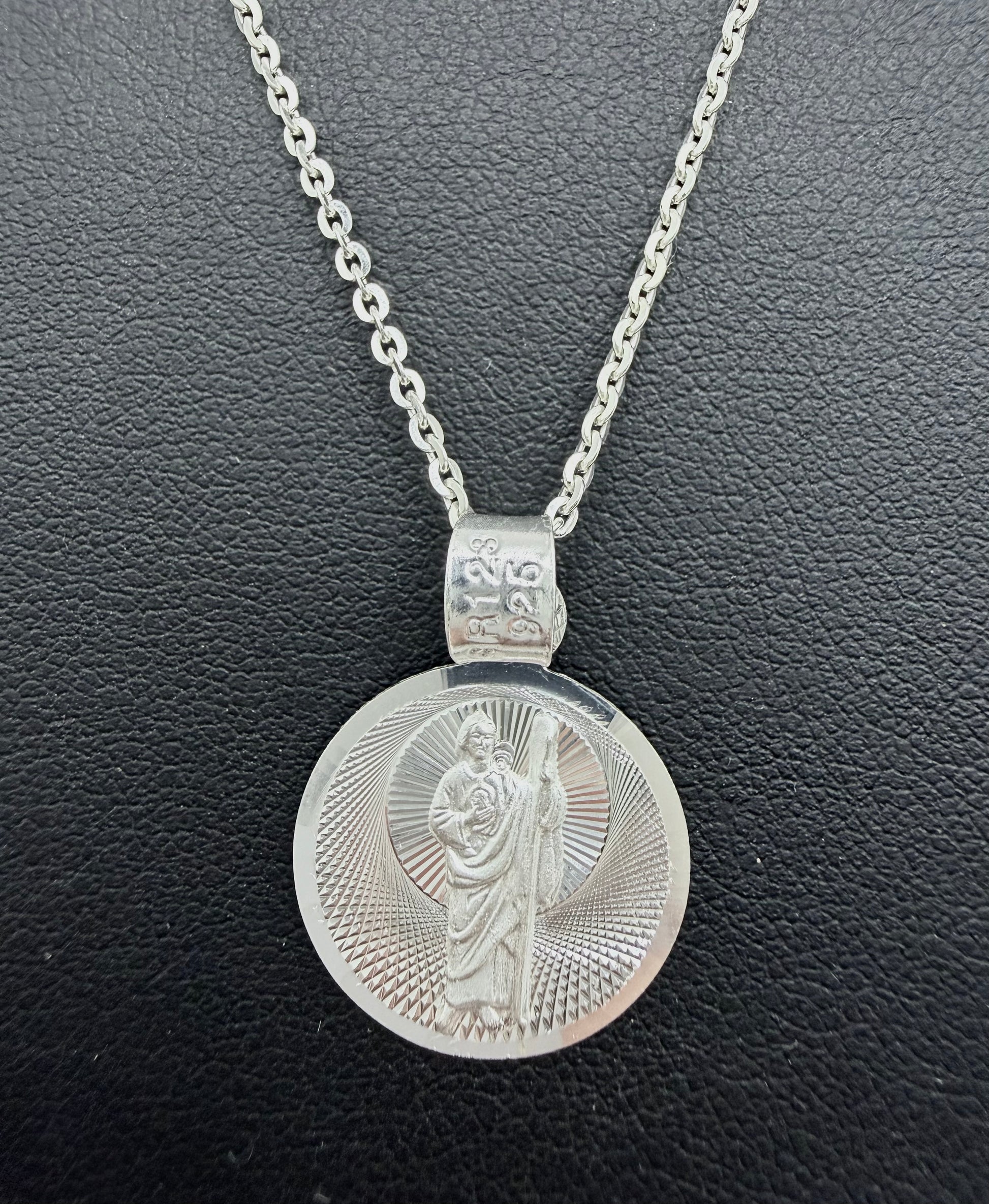 Detalle de la medalla diamantada con relieve profundo de San Judas Tadeo y marca .925