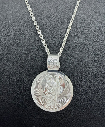 Detalle de la medalla diamantada con relieve profundo de San Judas Tadeo y marca .925