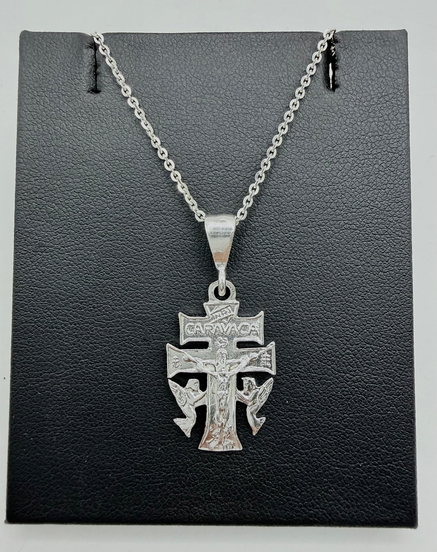 Collar Cruz de Caravaca en plata .925 de Taxco, sobre fondo gris textured