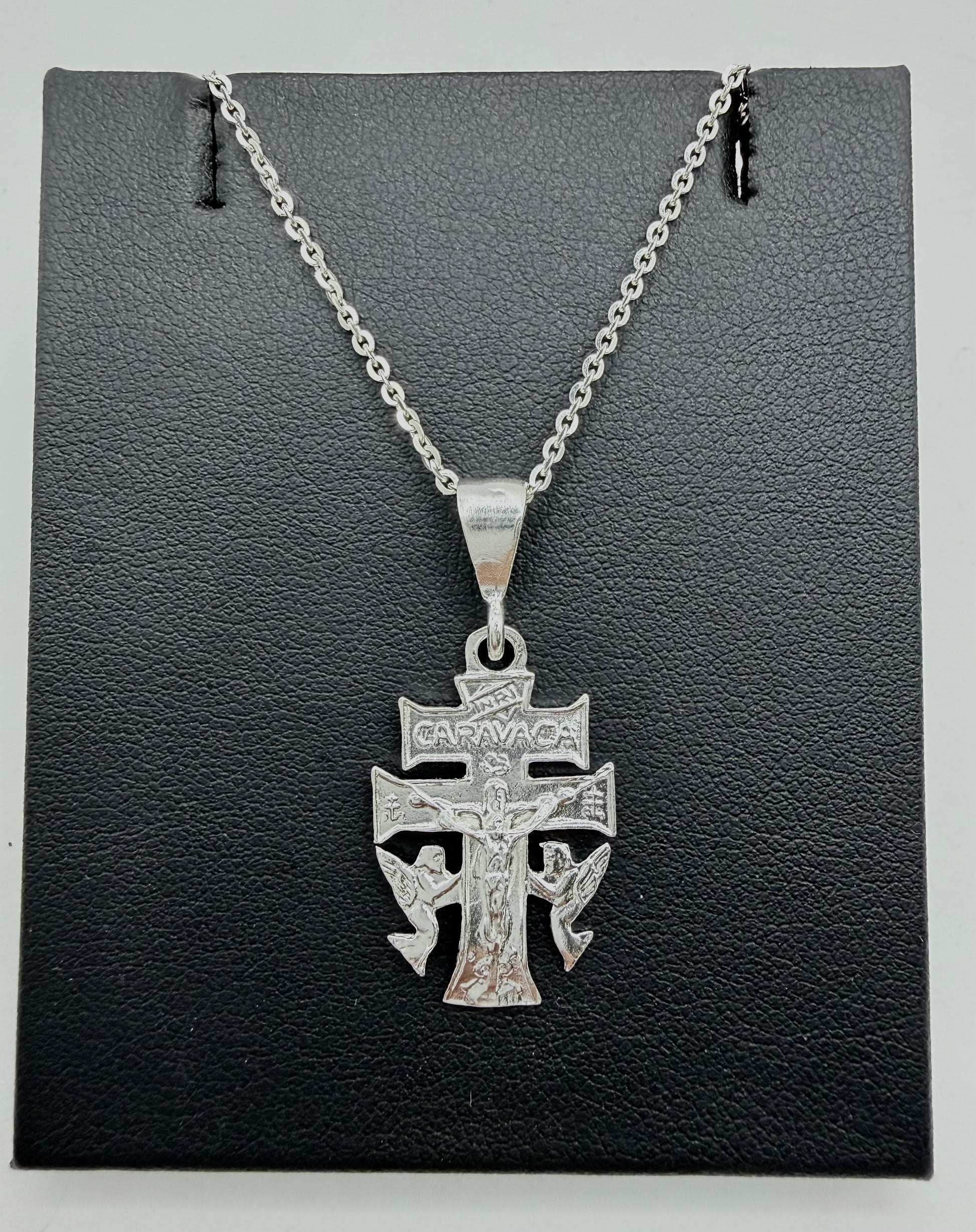 Collar Cruz de Caravaca en plata .925 de Taxco, sobre fondo gris textured